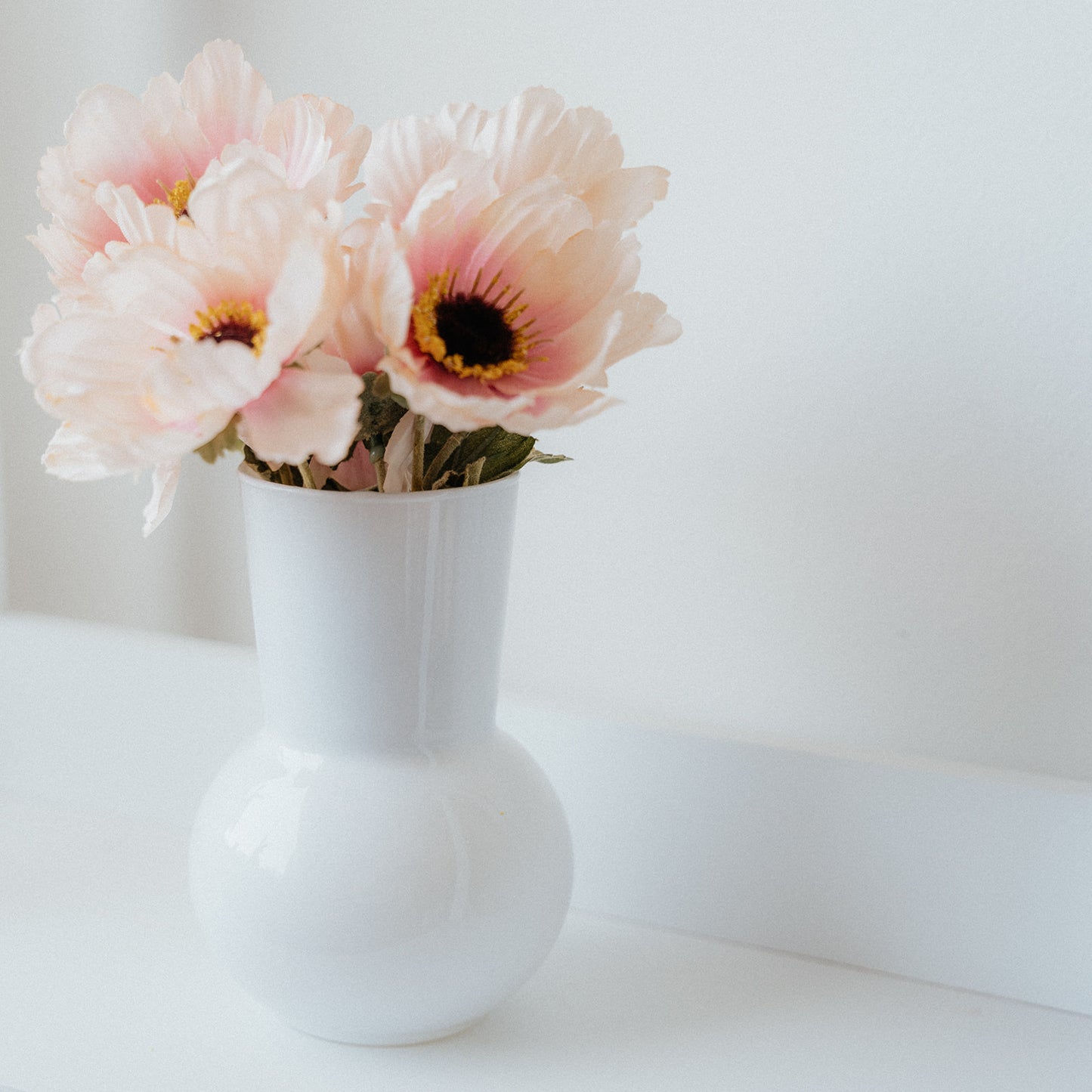 Round Glass Vase 8 x 17cm - White