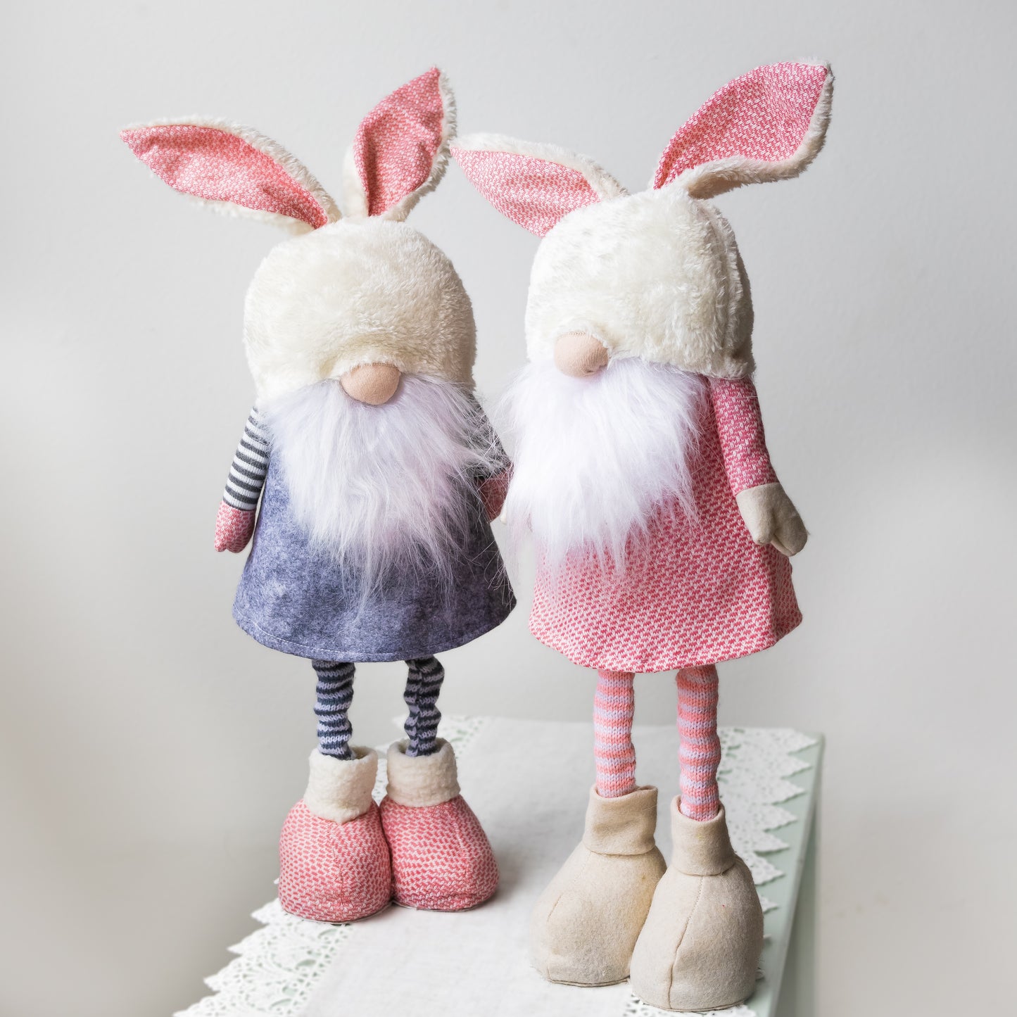 Bunny Gnome with extendable legs - GREY